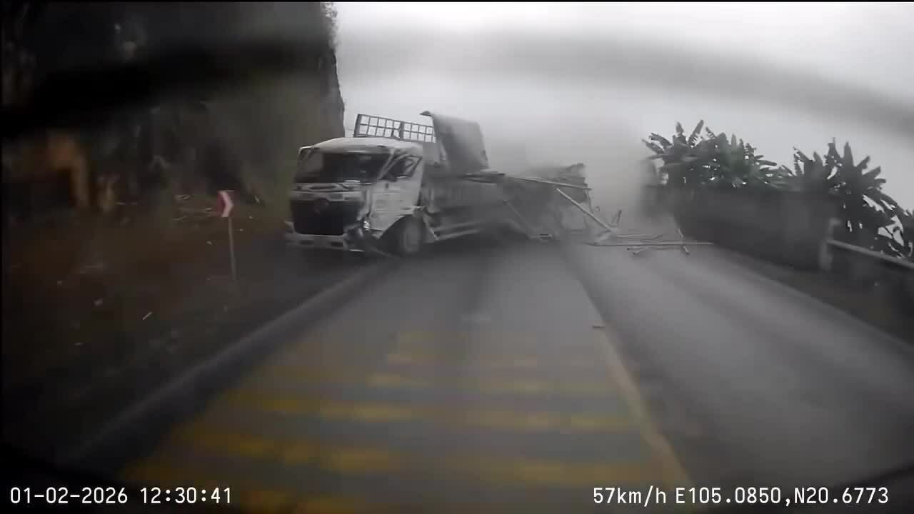 Xe tải mất phanh né nhiều phương tiện trên đèo đá trắng