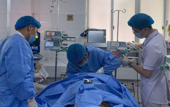 Đau bụng âm ỉ, nôn ói, người đàn ông suýt mất mạng vì căn bệnh không ai ngờ- Ảnh 1.