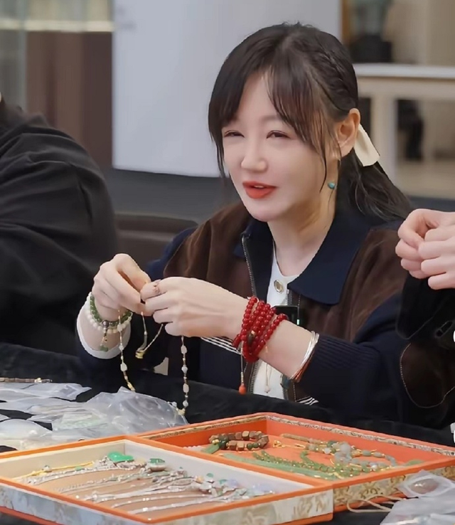 Chân dung cô gái mua 2 kg vàng, giờ nhìn giá tăng "chóng mặt" ai cũng chúc mừng - Ảnh 1.