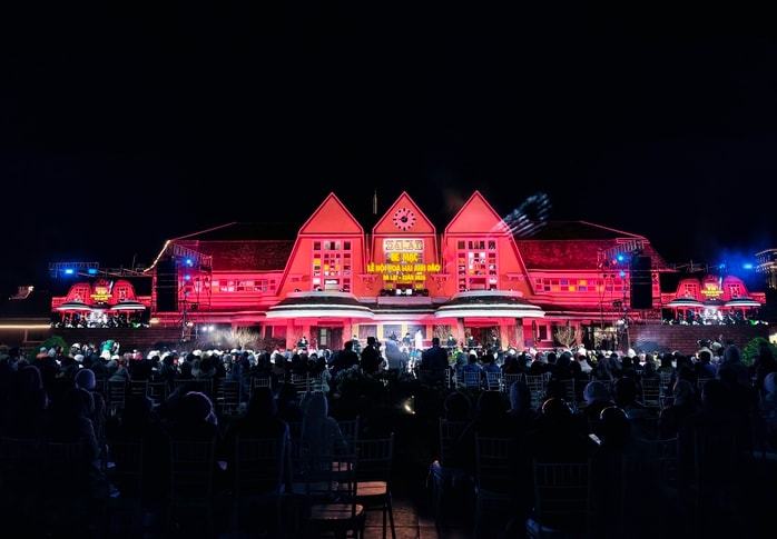 Bằng Kiều, Mỹ Linh khuấy động Đà Lạt trong đêm bế mạc Lễ hội hoa mai anh đào - Ảnh 1.