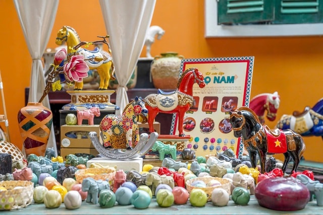 Lạ mắt linh vật ngựa gốm ở TPHCM hút khách dịp cận Tết- Ảnh 2.