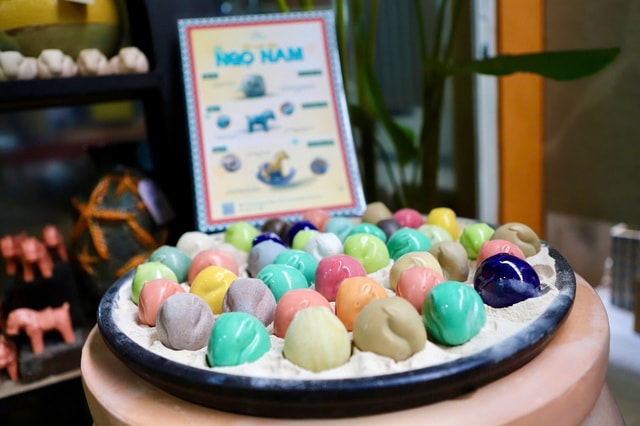 Lạ mắt linh vật ngựa gốm ở TPHCM hút khách dịp cận Tết- Ảnh 3.