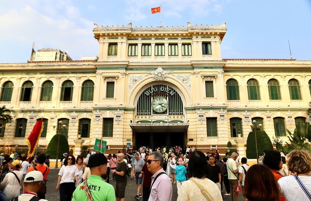 Cận Tết, du khách xếp hàng gửi thư tay đi khắp thế giới- Ảnh 1.