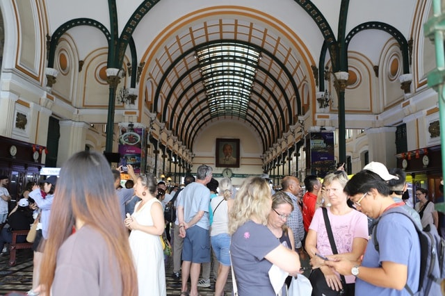 Cận Tết, du khách xếp hàng gửi thư tay đi khắp thế giới- Ảnh 2.