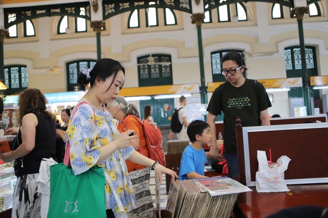 Cận Tết, du khách xếp hàng gửi thư tay đi khắp thế giới- Ảnh 3.