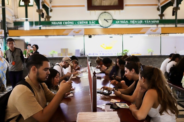 Cận Tết, du khách xếp hàng gửi thư tay đi khắp thế giới- Ảnh 4.