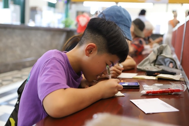 Cận Tết, du khách xếp hàng gửi thư tay đi khắp thế giới- Ảnh 5.