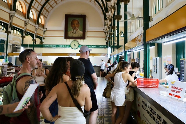 Cận Tết, du khách xếp hàng gửi thư tay đi khắp thế giới- Ảnh 6.