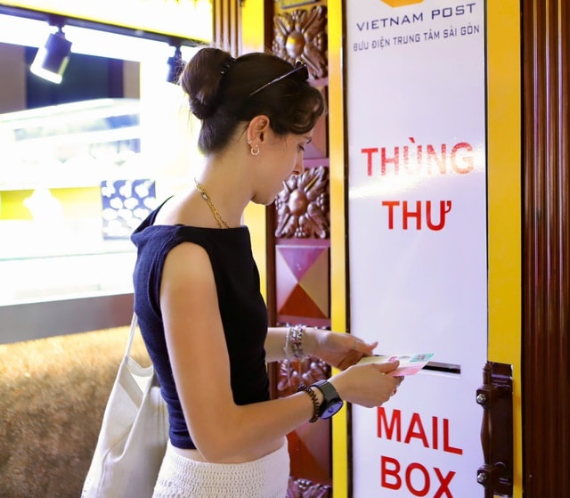 Cận Tết, du khách xếp hàng gửi thư tay đi khắp thế giới- Ảnh 7.