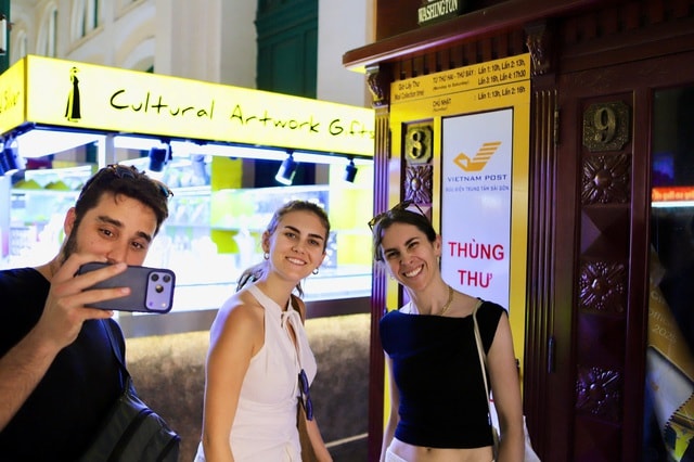 Cận Tết, du khách xếp hàng gửi thư tay đi khắp thế giới- Ảnh 8.