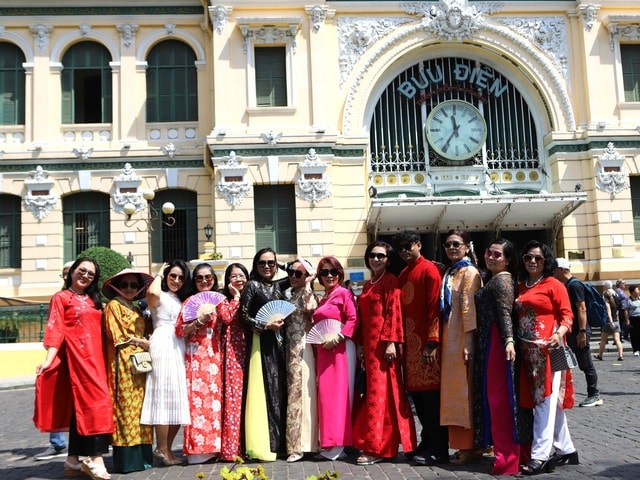 Cận Tết, du khách xếp hàng gửi thư tay đi khắp thế giới- Ảnh 9.