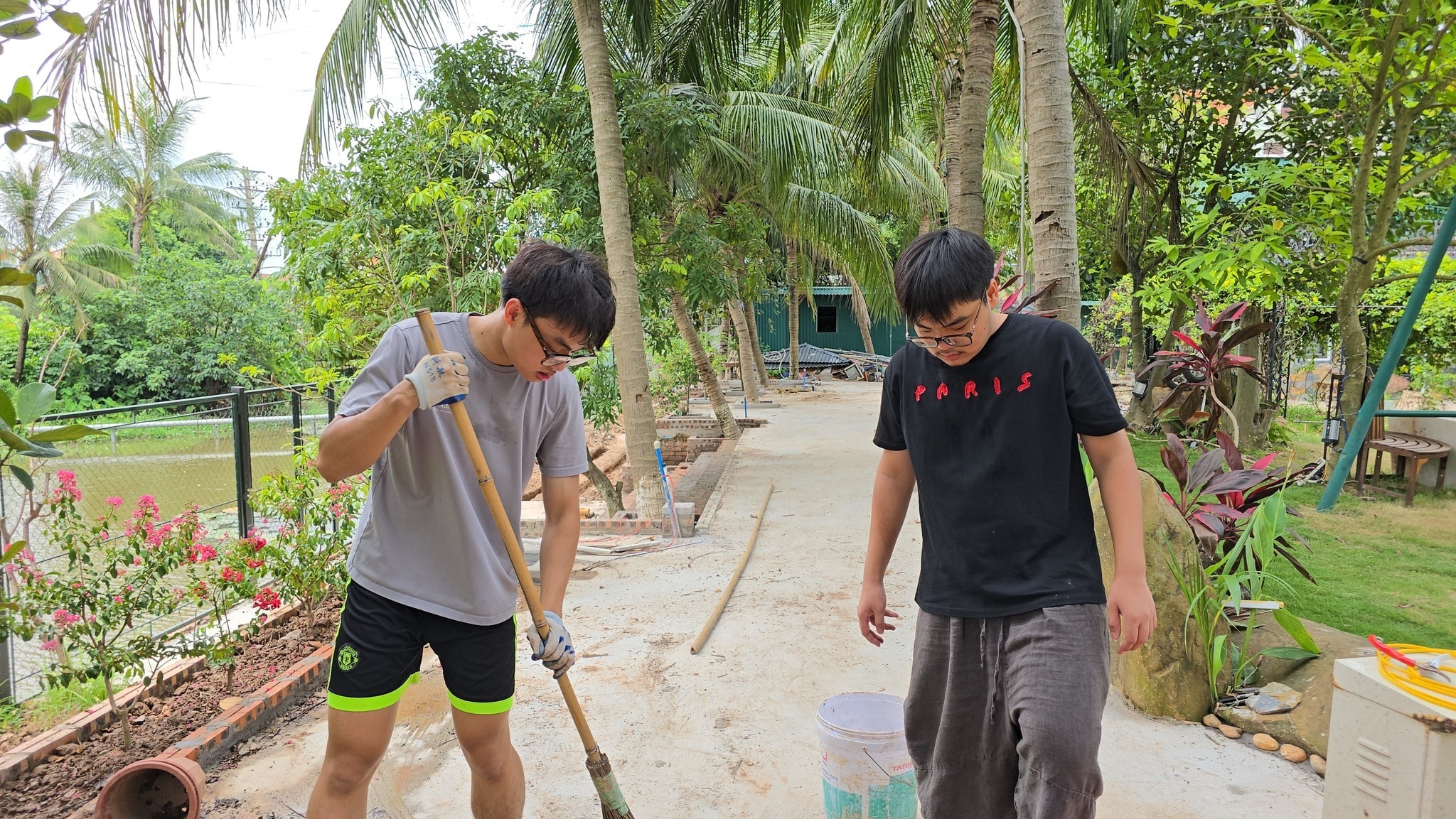 Đáng chú ý, nam nghệ sĩ thường dạy các con tham gia lao động từ những công việc nhỏ như tưới cây, nhổ cỏ, dọn sân.