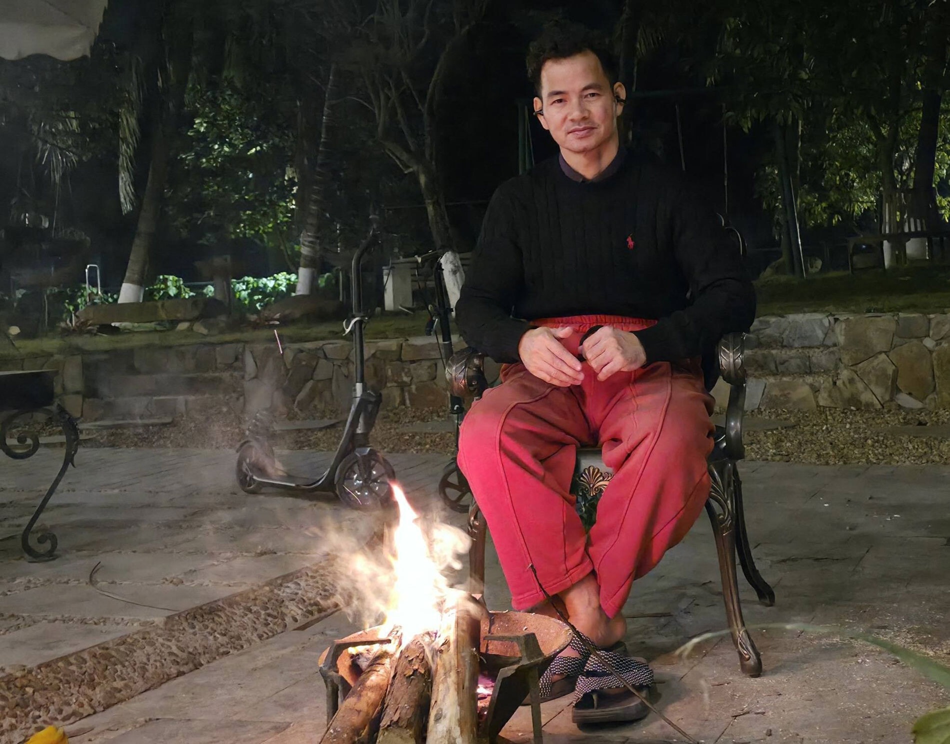 Việc dành thời gian chăm sóc khu vườn, quây quần bên gia đình mang lại cho anh cảm giác thoải mái sau những áp lực công việc với lịch trình dày đặc.