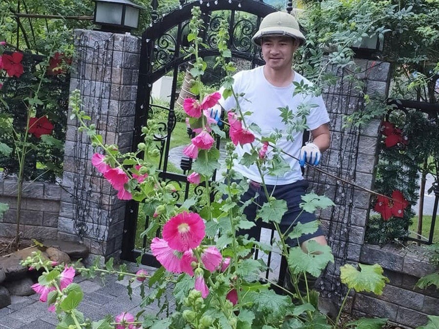 Trên trang cá nhân, NSND Xuân Bắc thỉnh thoảng chia sẻ hình ảnh tự tay làm vườn, tỉ mẩn chăm từng gốc hoa, luống rau.