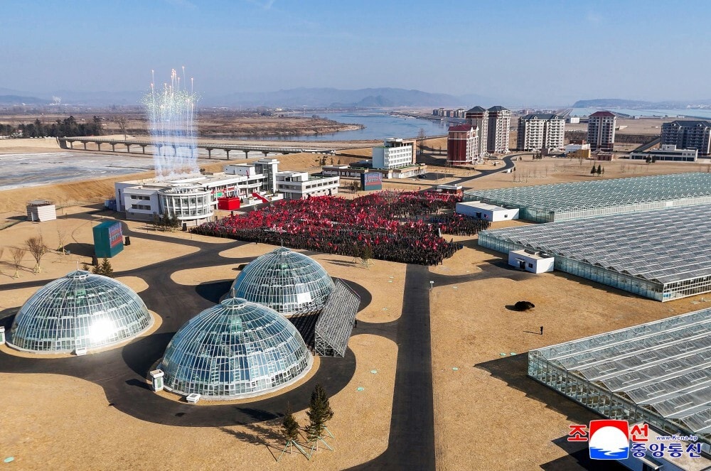 Trang trại nhà kính tổng hợp Sinuiju chính thứ khởi công xây dựng từ tháng 2/2025 với hàng trăm nhà kính hiện đại đủ loại, trung tâm nghiên cứu rau quả, nhà ở kiểu mới, các cơ sở văn hóa giải trí đa dạng và những khu vườn cảnh quan độc đáo.