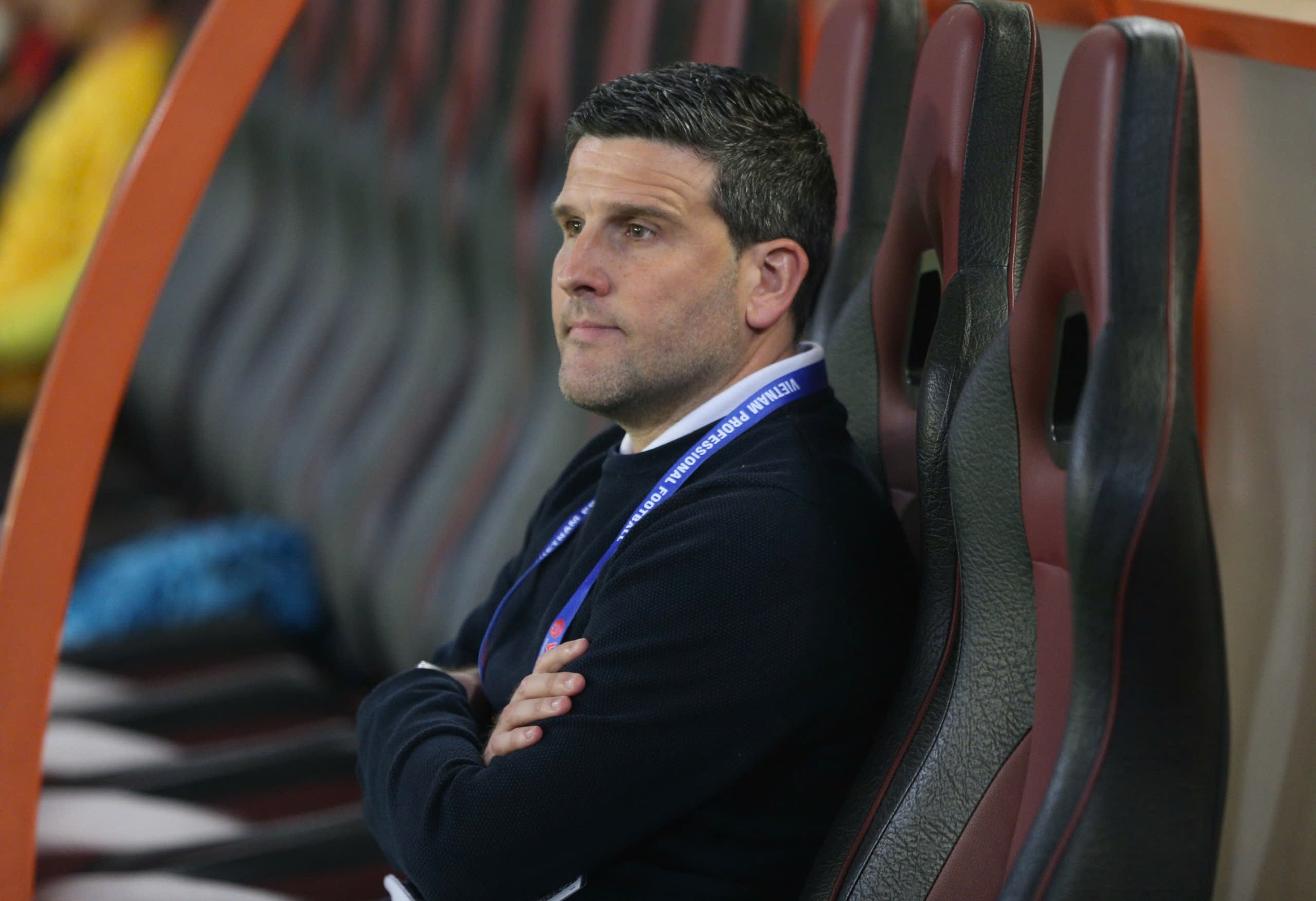 HLV Albadalejo bị phạt vì chỉ trích trọng tài.