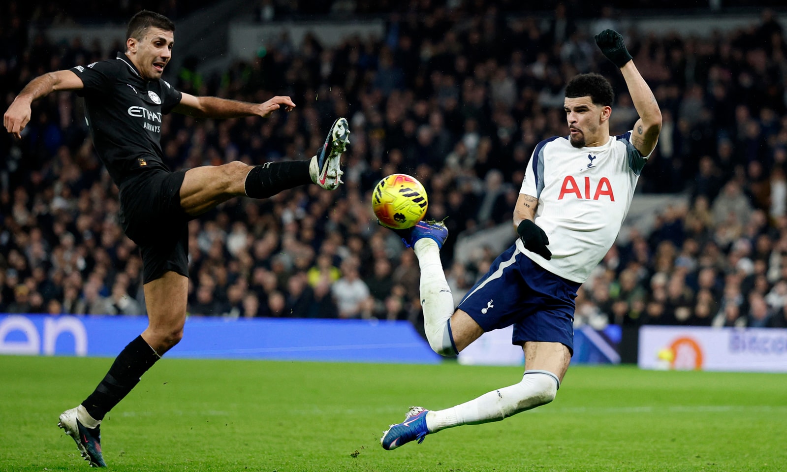 Solanke ghi bàn bằng tư thế 