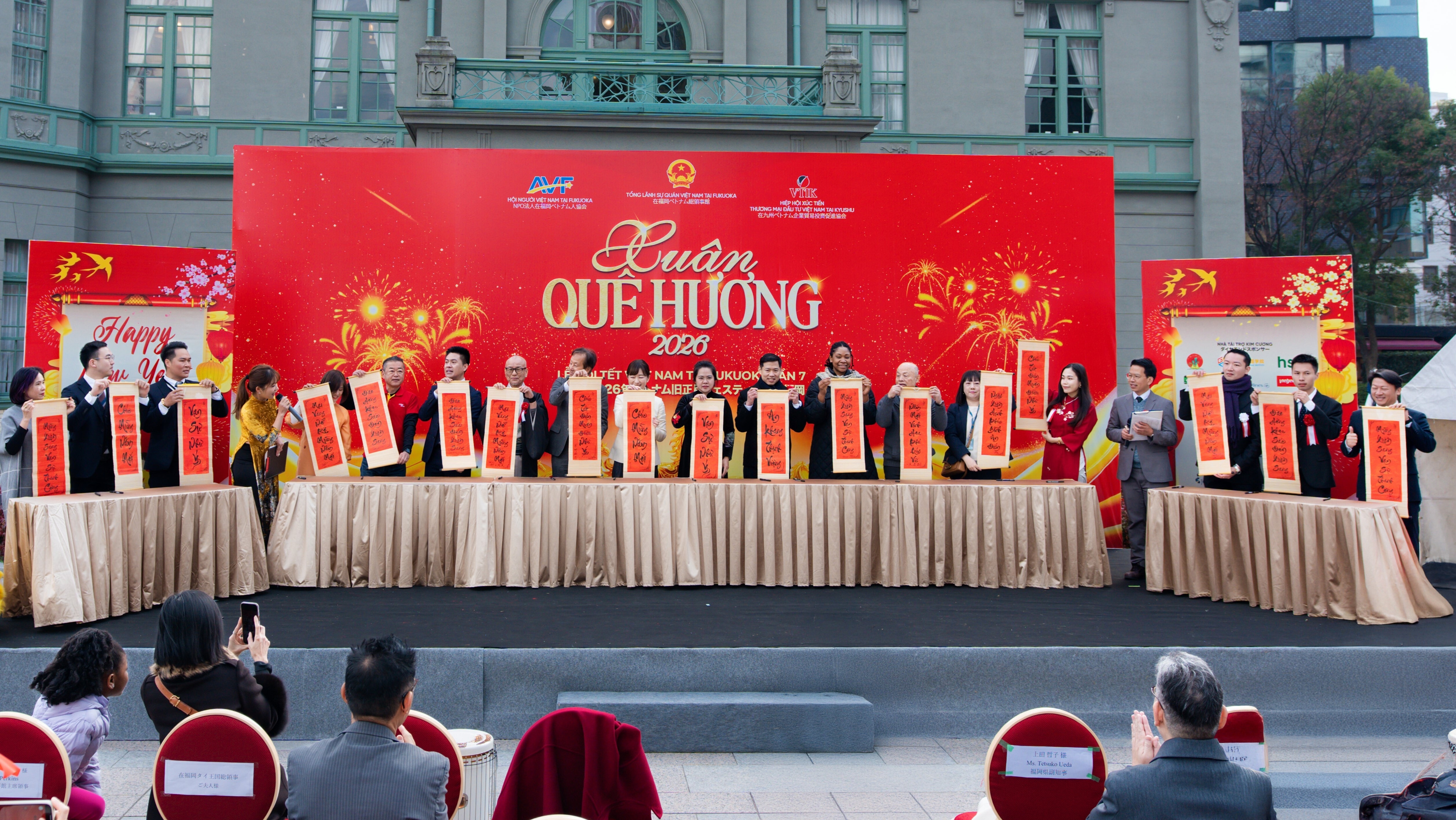 Người Việt ở Nhật Bản cùng các bạn bè quốc tế trải nghiệm văn hóa Việt.