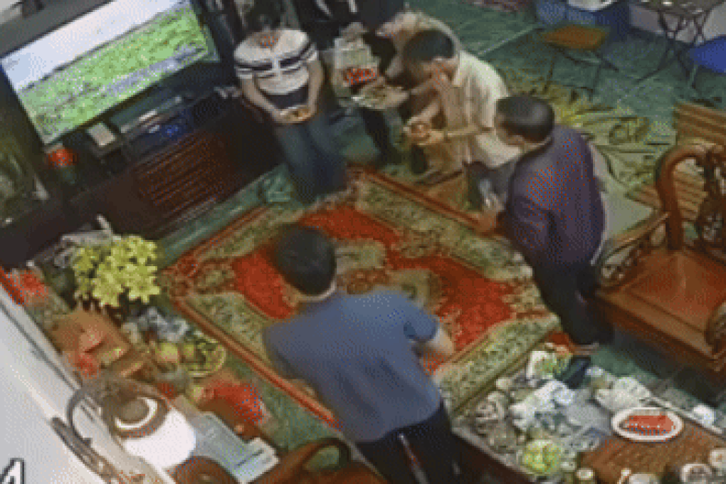 Sang nhà sếp chúc Tết, nhân viên làm hành động lạ khiến dân mạng thích thú - 1 Sang nhà sếp chúc Tết, nhân viên làm hành động lạ khiến dân mạng thích thú - 1