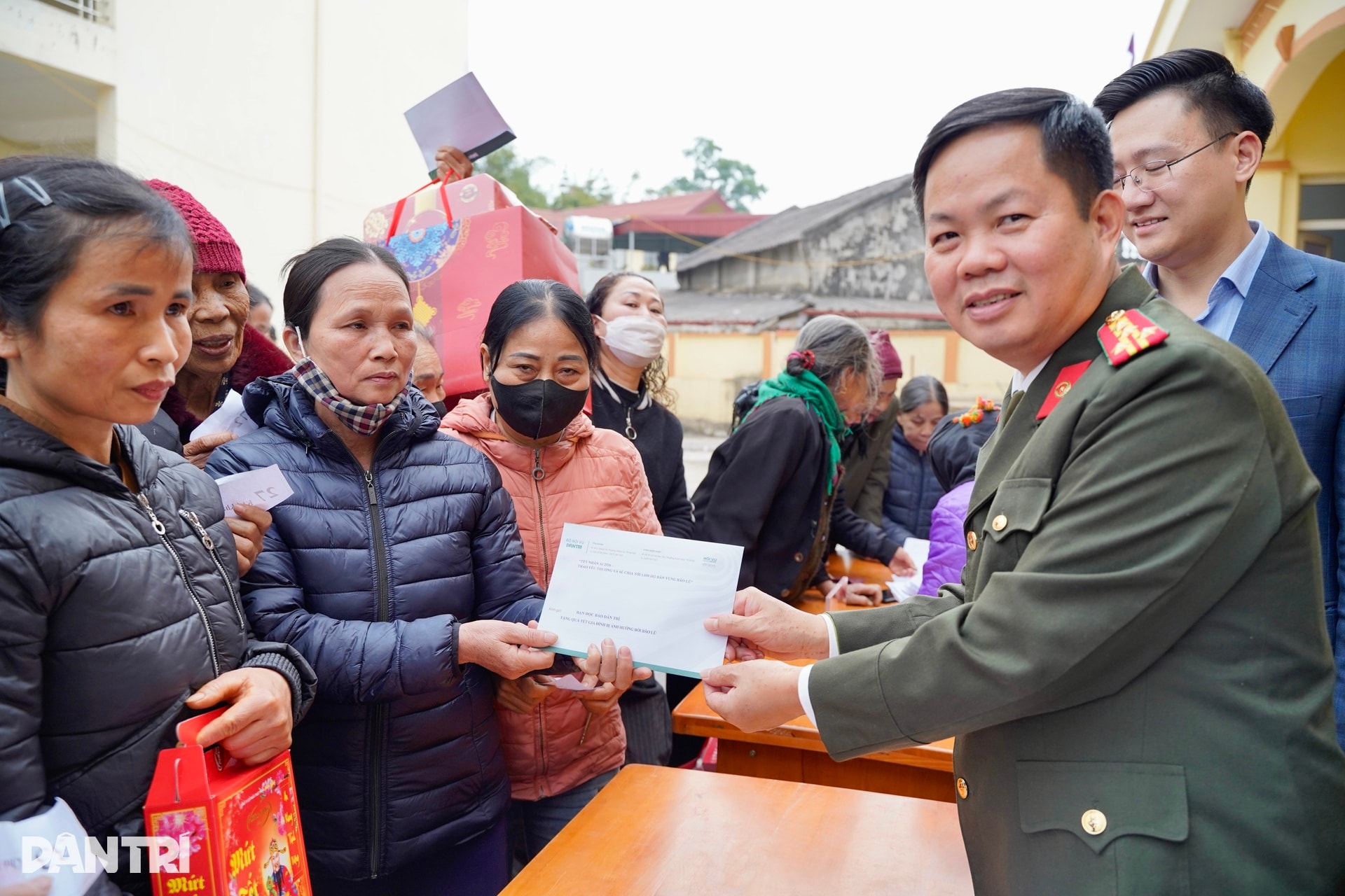 Báo Dân trí trao quà Tết Nhân ái tới 100 hộ khó khăn ở Thái Nguyên - 8