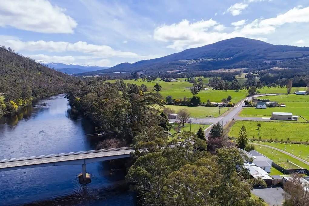 Du khách đổ tới vùng hẻo lánh ở Australia tìm suối nước nóng ma vì tin AI - 2