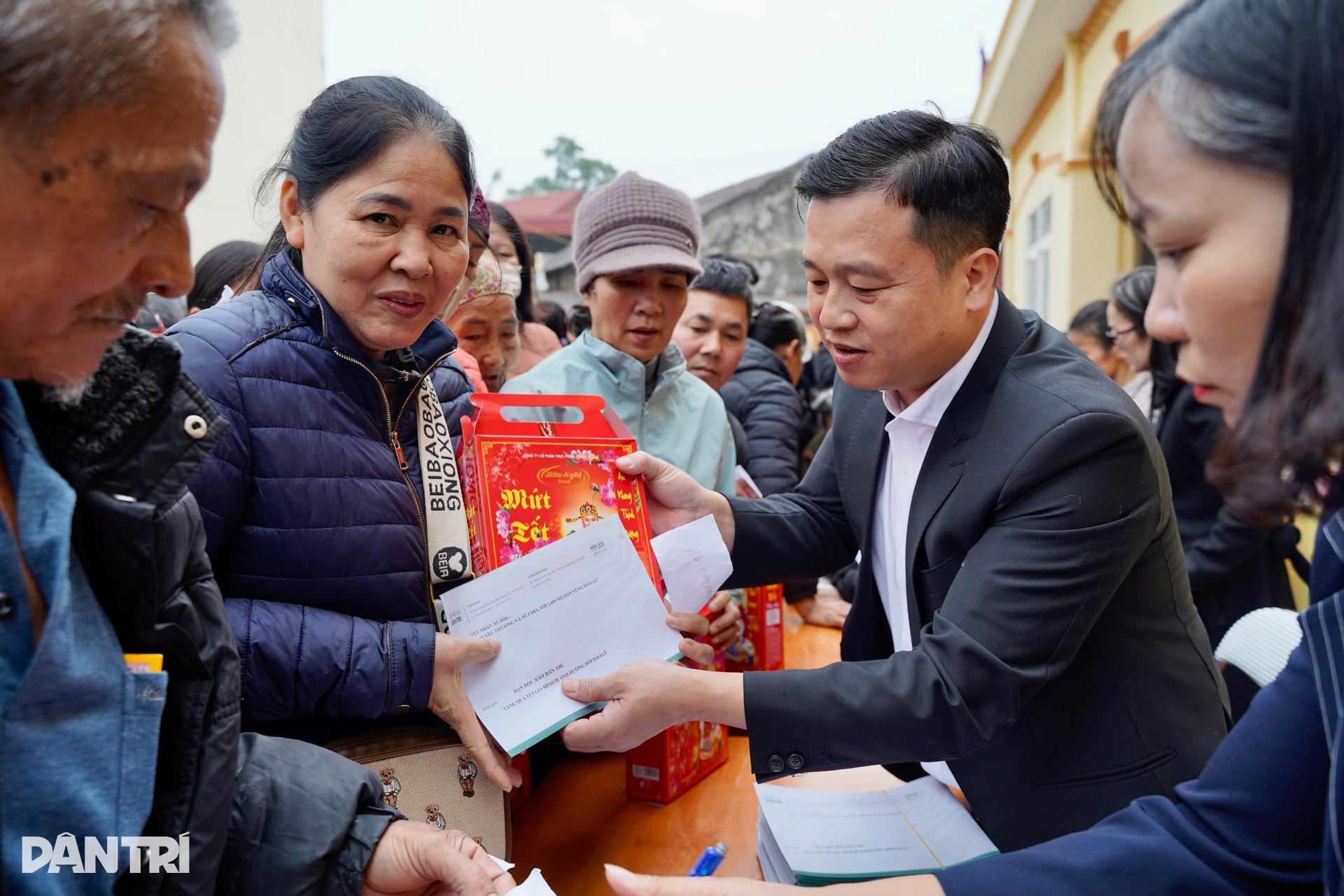 Báo Dân trí trao quà Tết Nhân ái tới 100 hộ khó khăn ở Thái Nguyên - 5