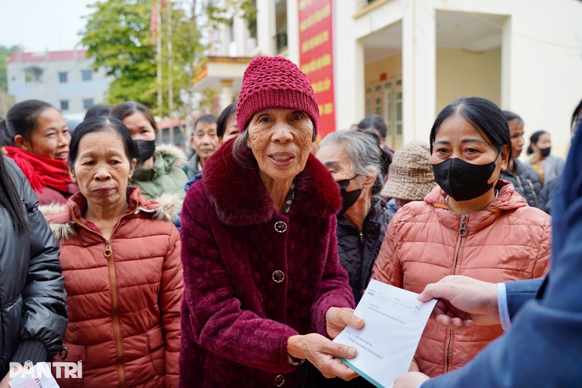 Báo Dân trí trao quà Tết Nhân ái tới 100 hộ khó khăn ở Thái Nguyên - 10
