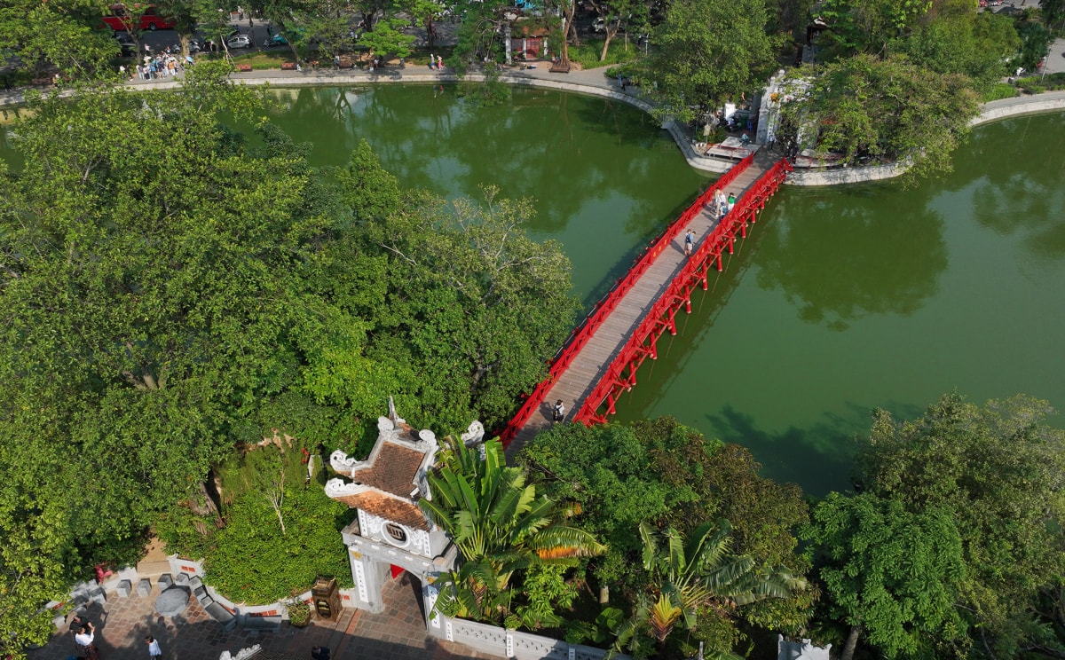 Du khách thăm đền Ngọc Sơn, Hà Nội. Ảnh: Ngọc Thành