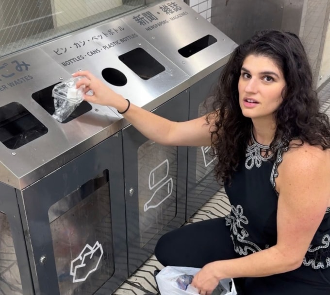 Kat Day đã học cách mang túi đựng rác. Ảnh: Kat Day