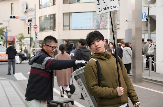 Người dân địa phương và du khách vứt chai nhựa và cốc Starbucks vào thùng rác di động của sinh viên Đại học Seikei. Wasabi Inc