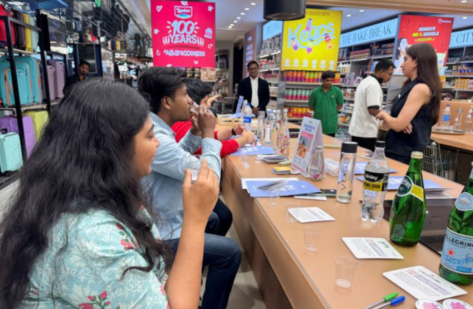 Một buổi nếm thử nước khoáng thiên nhiên cao cấp tại Ấn Độ, ngày 9/1. Ảnh: Reuters