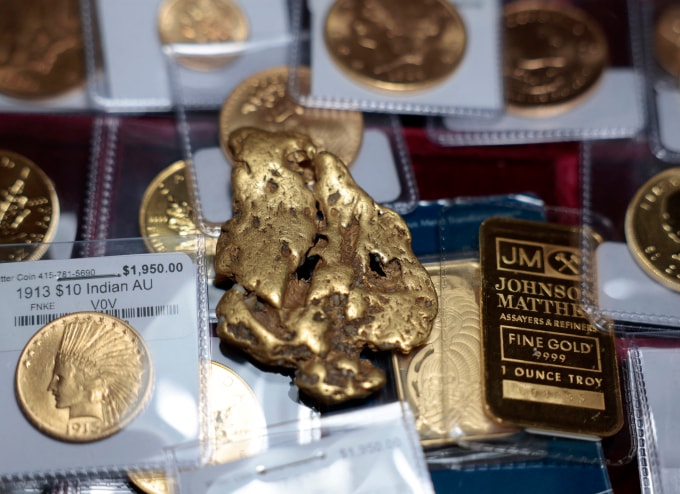 Vàng miếng, vàng xu và vàng khối tại Witter Coins (San Francisco, Mỹ). Ảnh: AFP