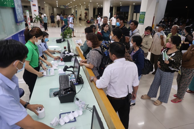 Bệnh nhân chờ khám bệnh tại Bệnh viện Ung Bướu TP HCM. Ảnh: Quỳnh Trần