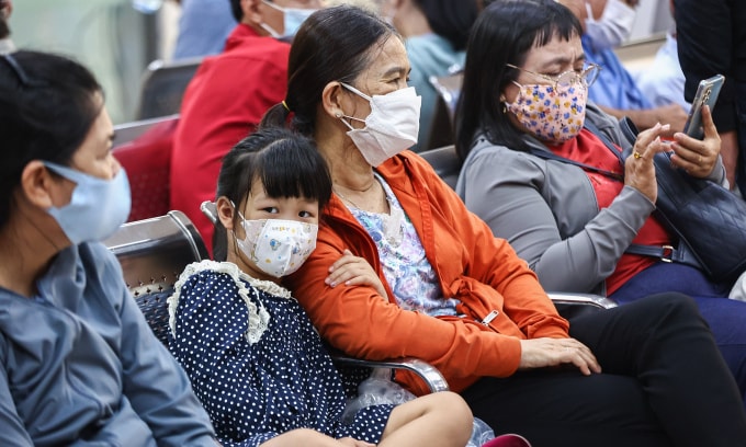 Bác sĩ, nhân viên y tế bệnh viện mắt TP HCM khám bệnh cho người dân, tháng 7/2025. Ảnh: Quỳnh Trần