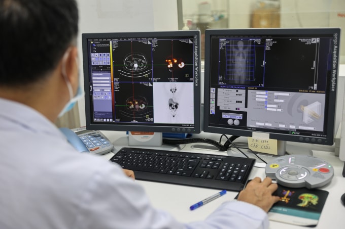 Bác sĩ Bệnh viện Chợ Rẫy chụp PET/CT cho bệnh nhân. Ảnh: Quỳnh Trần