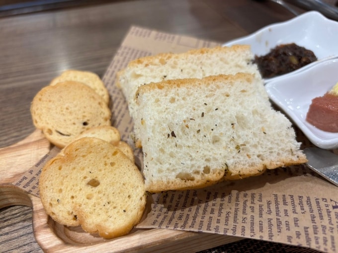 Bánh mì làm từ tinh bột, có nhiều calo. Ảnh: Anh Chi