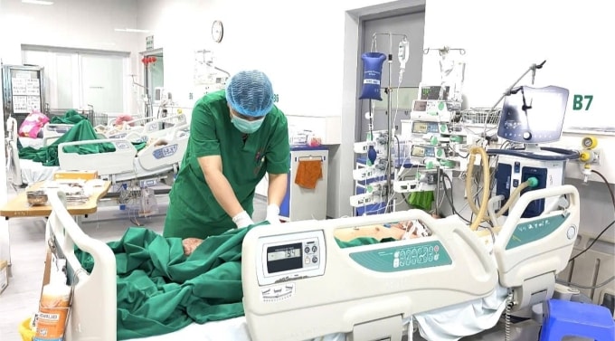 Người mắc não mô cầu phải duy trì thuốc vận mạch liều cao tại BV Bệnh Nhiệt đới Trung ương. Ảnh: BVCC