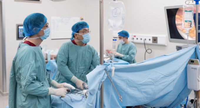 Các bác sĩ phẫu thuật cho bệnh nhân suốt 13 tiếng. Ảnh: Bệnh viện cung cấp