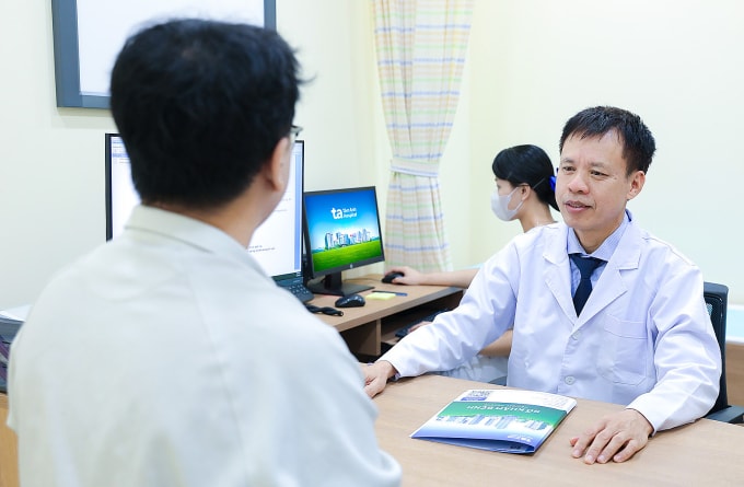 Bác sĩ Vĩnh tư vấn dấu hiệu ung thư thực quản cho người bệnh. Ảnh: Bệnh viện Đa khoa Tâm Anh