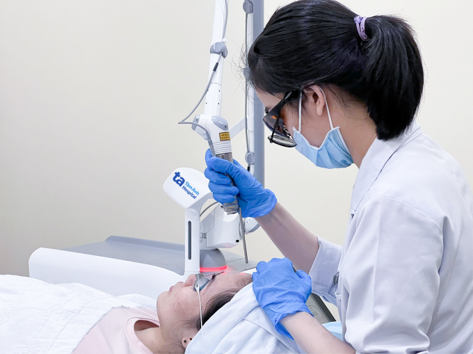 Bác sĩ sử dụng laser pico để điều trị thâm sau viêm mụn cho chị Quyên. Ảnh: Bệnh viện Đa khoa Tâm Anh