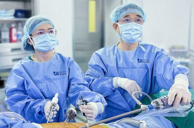 Bác sĩ phẫu thuật nội soi xử lý tổn thương phổi cho bệnh nhân. Ảnh: Jaker Min
