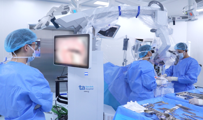 Bác sĩ Hiếu (giữa) và êkíp phẫu thuật cho anh Hiền bằng kính vi phẫu. Ảnh: Bệnh viện Đa khoa Tâm Anh