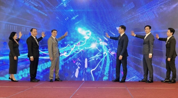 Các đại biểu bấm nút khai trương Cổng bảo lãnh thanh toán viện phí ngày 2/2. Ảnh: Lê Phương