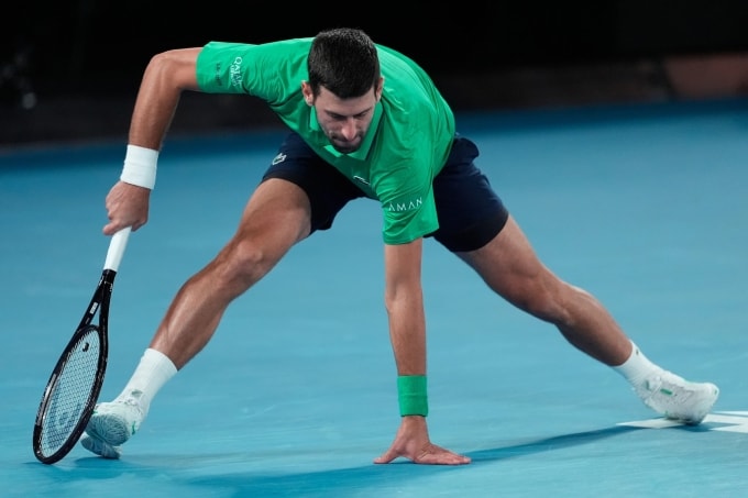 Djokovic sau một pha cứu bóng bất thành trong trận thua Alcaraz ở chung kết Australia Mở rộng 2026 trên sân Rod Laver, Melbourne ngày 1/2. Ảnh: AP