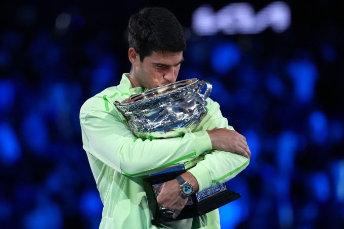 Alcaraz ôm cup vô địch Australia Mở rộng 2026 sau khi thắng Djokovic trong trận chung kết trên sân Rod Laver, Melboure ngày 1/2. Ảnh: AP
