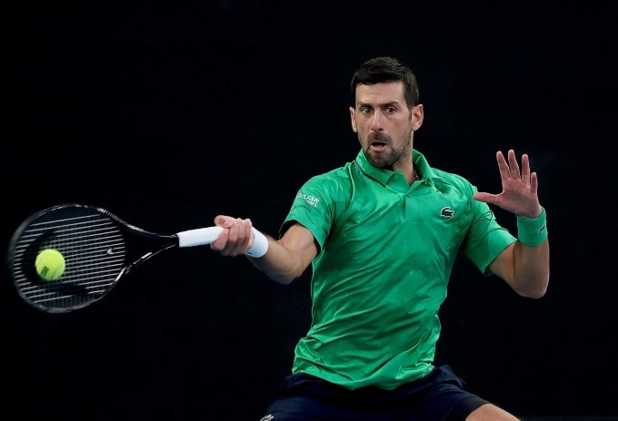Djokovic trả giao ở set đầu trận chung kết Australia Mở rộng 2026 với Alcaraz trên sân Rod Laver, Melbourne ngày 1/2. Ảnh: AFP