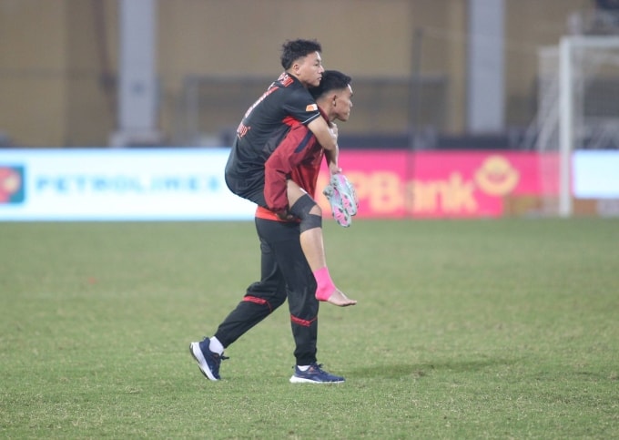 Tiền vệ CLB Ninh Bình Nguyễn Thái Sơn (áo đen) được cõng rời sân sau trận thua Công an Hà Nội 2-3 ở vòng 12 V-League 2025-2026, trên sân Hàng Đẫy ở Hà Nội ngày 1/2/2026. Ảnh: Ninh Bình FC