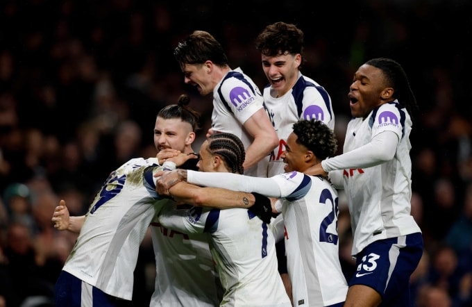 Cầu thủ Tottenham mừng bàn gỡ hòa 2-2 trước Man City trên sân Tottenham Hotspur, thành phố London, Anh, vòng 24 Ngoại hạng Anh tối 2/1/2026. Ảnh: Reuters