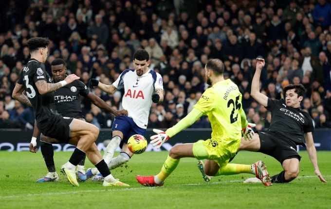 Tình huống Tottenham (áo trắng) rút ngắn tỷ số xuống 1-2 trước Man City. Ảnh: Reuters