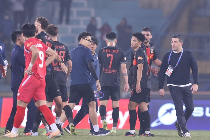 HLV CLB Ninh Bình Albadalejo (phải) tìm trọng tài Razlan Joffri sau trận thua Công an Hà Nội 2-3 ở vòng 12 V-League 2025-2026, trên sân Hàng Đẫy ở Hà Nội ngày 1/2/2026. Ảnh: Hoàng Huynh